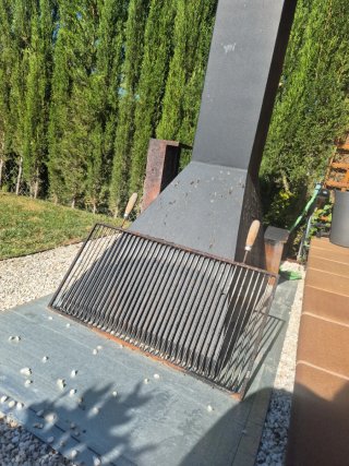 Barbacoa de metal negra y accesorios