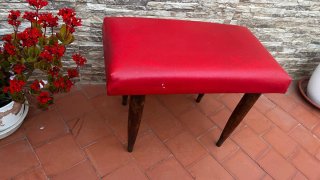Banqueta de madera y polipiel roja