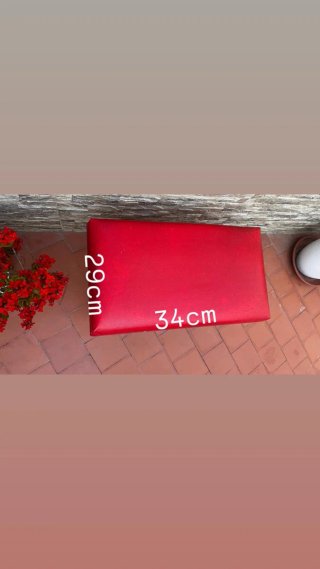 Banqueta de madera y polipiel roja