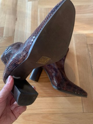 Botines marrones con imitación piel serpiente