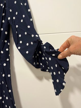 Mono azul marino con sobrefalda lunares