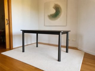 Mesa de comedor de madera oscura