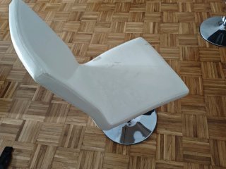 Sillas giratorias blancas y plateadas