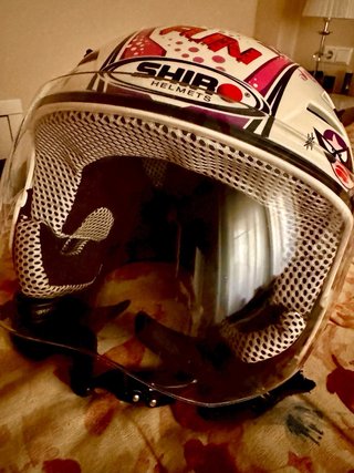 Casco infantil con diseño divertido