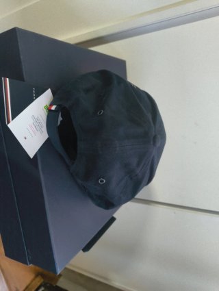 Gorra Tommy Hilfiger azul oscuro con escudo