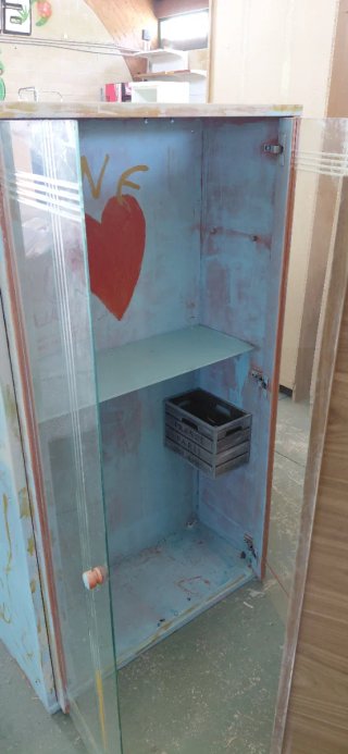 Vetrina in vetro con cuore dipinto