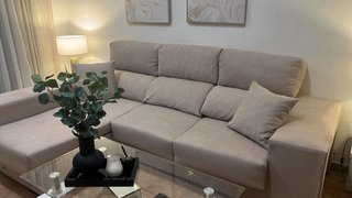 Sofá modular beige con dos pufs cherlon con canape