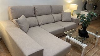 Sofá modular beige con dos pufs cherlon con canape