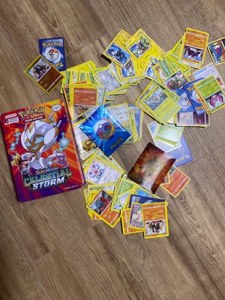 Caja Pokémon con ~200 cartas y sobres