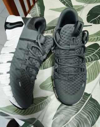Zapatillas Nike grises y blancas