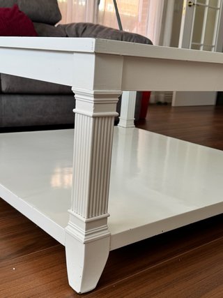 Mesa de centro blanca elegante con cristal