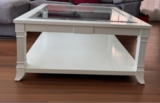 Mesa de centro blanca elegante con cristal