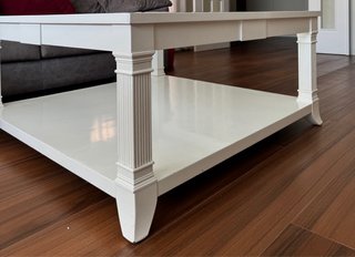 Mesa de centro blanca elegante con cristal