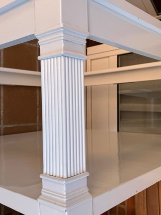 Mesa de centro blanca elegante con cristal
