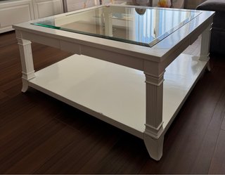 Mesa de centro blanca elegante con cristal