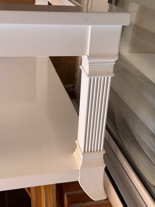 Mesa de centro blanca elegante con cristal