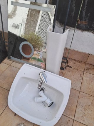 SEVILLA NO ENVÍOS. Lavabo con espejo LED y grifo