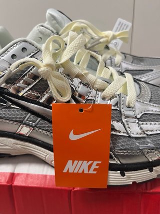 Zapatillas Nike P-6000 Plata y Blanco
