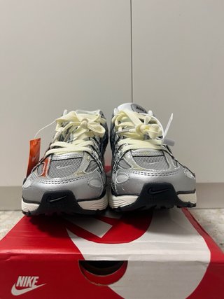 Zapatillas Nike P-6000 Plata y Blanco