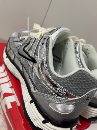 Zapatillas Nike P-6000 Plata y Blanco