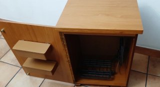 Máquina de coser Alfa Eibar antigua con mueble