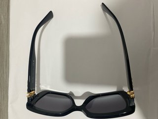 Gafas de sol Miu Miu negras y doradas