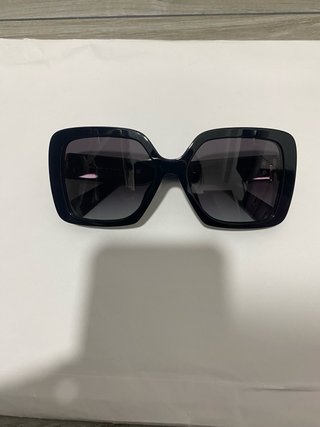 Gafas de sol Miu Miu negras y doradas