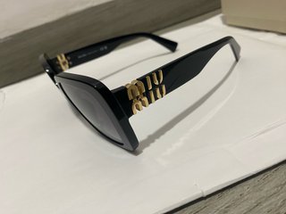 Gafas de sol Miu Miu negras y doradas