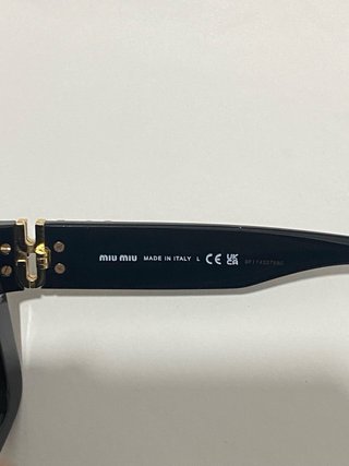 Gafas de sol Miu Miu negras y doradas