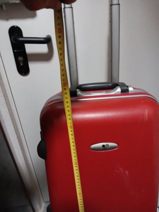 Maleta de viaje roja con ruedas