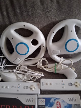 Lote Wii: Consola,2 mandos, 2 Volantes y 5 Juegos