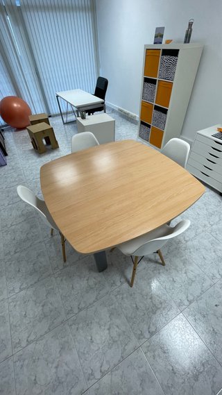 Mesa cuadrada de madera