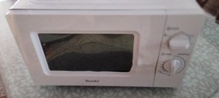 Microondas blanco con mandos giratorios