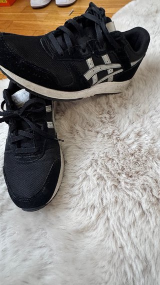 Zapatillas Asics Negras y Blancas
