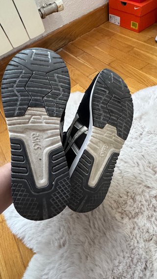 Zapatillas Asics Negras y Blancas