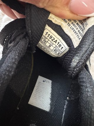 Zapatillas Asics Negras y Blancas