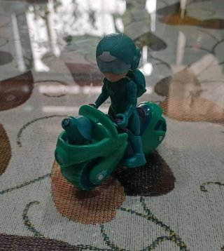 Muñeco verde con moto Petronix