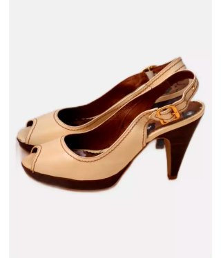 Zapatos de tacón beige y marrón