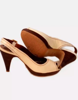 Zapatos de tacón beige y marrón