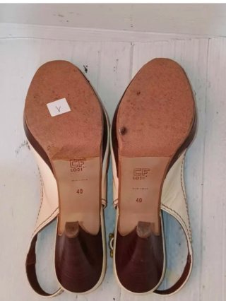 Zapatos de tacón beige y marrón