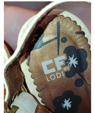 Zapatos de tacón beige y marrón