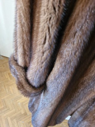 Abrigo de pelo marrón de alta gama