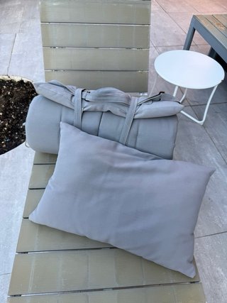 Tumbona exterior gris con funda