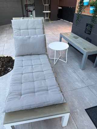 Tumbona exterior gris con funda