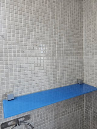 Estantes de cristal azul