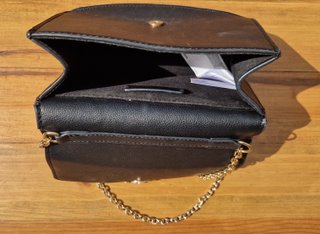 Borsa nera in simil pelle con catena dorata
