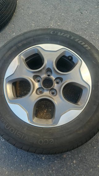 4 Llantas y Neumáticos Jeep