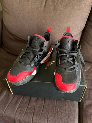 Zapatillas Jordan Negras y Rojas