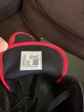 Zapatillas Jordan Negras y Rojas