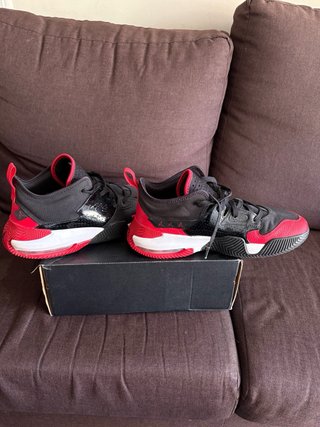 Zapatillas Jordan Negras y Rojas